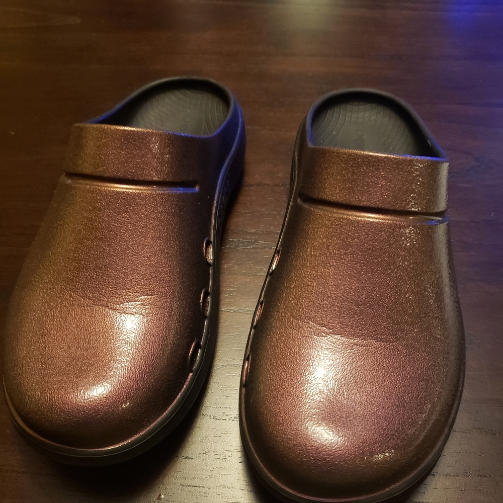 Women's size 8 (men's 6) oofos clogs
